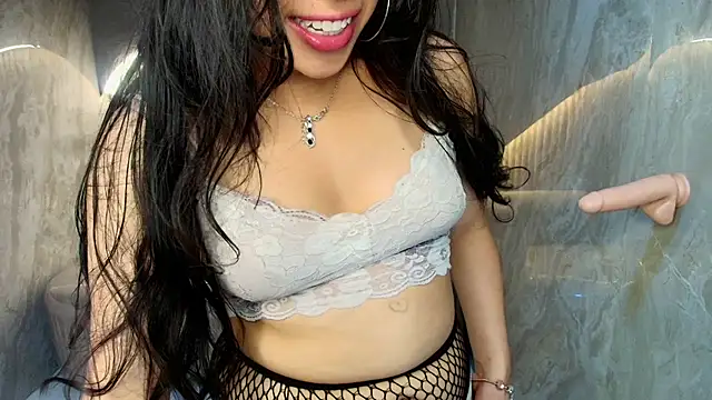 Snapshot of Mia__r_ chatting on June 19, 2026, 10:35 pm Mia r online show from June 19, 2026, 10:35 pm