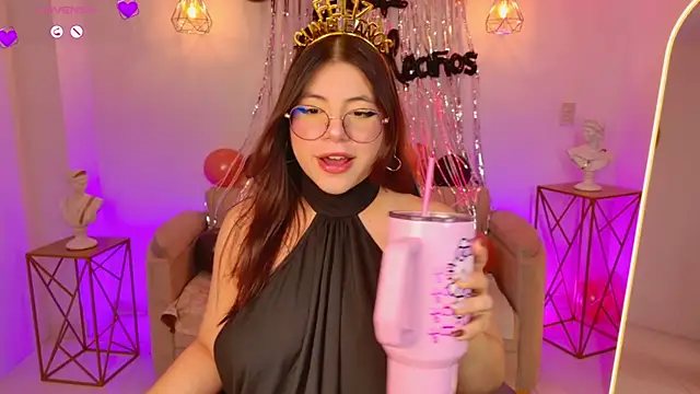 MilaCravee online show from July 23, 2026, 3:43 pm