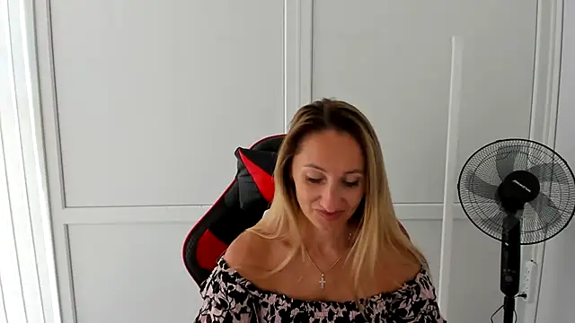 LilyDreamm online show from June 26, 2026, 7:02 am