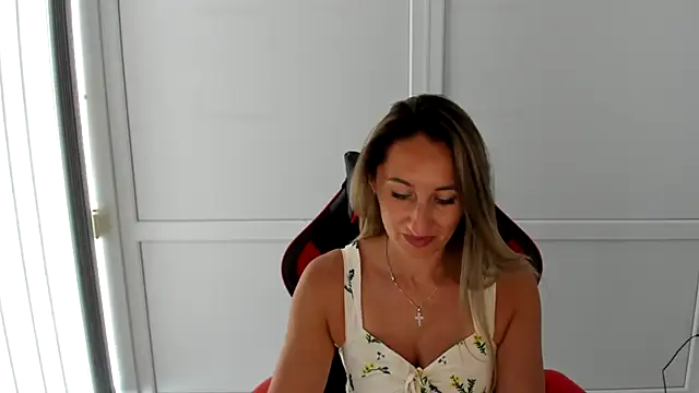 LilyDreamm online show from July 18, 2026, 11:58 am