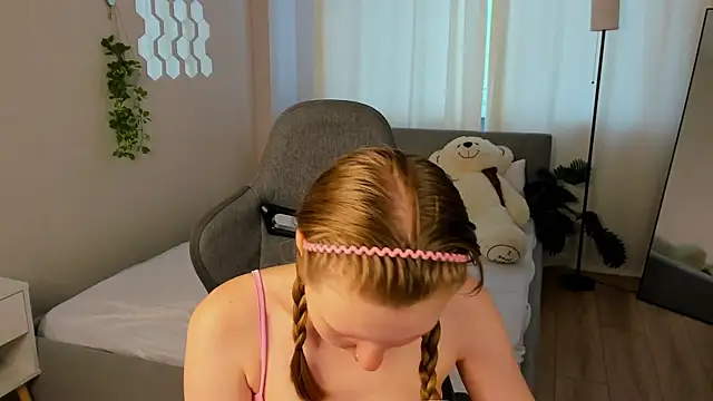 LiliTiny online show from August 9, 2026, 3:23 am