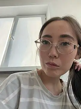 djuliwhite online show from June 26, 2026, 12:42 pm