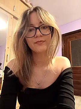 SweetxMoon online show from June 30, 2026, 6:53 pm