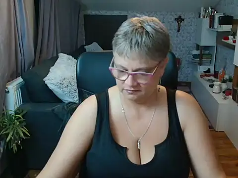 NewHellen4you online show from July 4, 2026, 8:04 pm