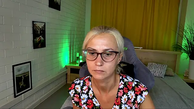 RondaGrinz online show from July 8, 2026, 1:59 pm