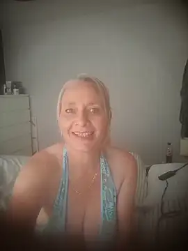 Snapshot of BellaUkCurvy chatting on July 28, 2026, 11:17 am BellaUkCurvy online show from July 28, 2026, 11:17 am