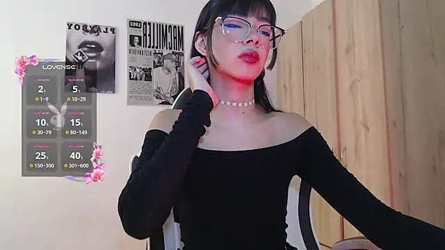 RavenLaurent online show from July 17, 2026, 5:29 pm