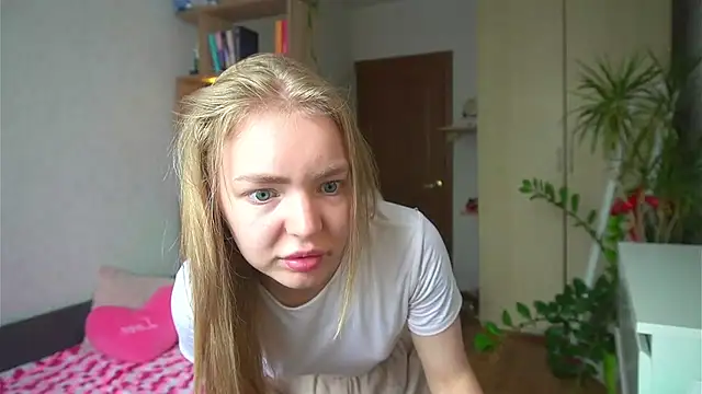 Emilyemmi online show from July 18, 2026, 7:34 am