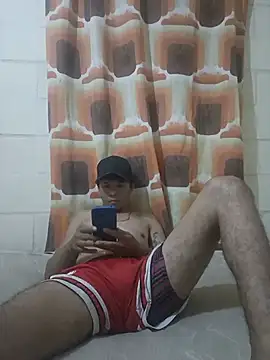 Snapshot of Leugim_10 chatting on August 3, 2026, 10:21 am Leugim 10 online show from August 3, 2026, 10:21 am
