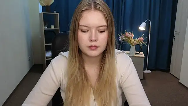 HortensiaHall online show from July 25, 2026, 4:43 am