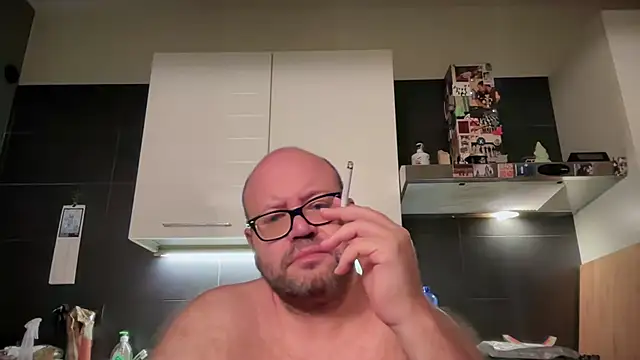 Snapshot of theitalianbear chatting on July 7, 2026, 12:46 am theitalianbear online show from July 7, 2026, 12:46 am