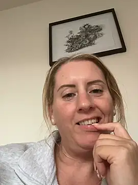 Elegant Erin online show from August 4, 2026, 5:59 pm