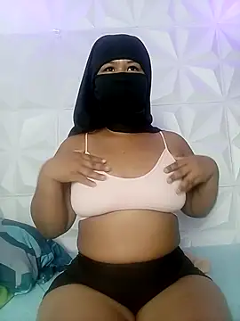 DALILAA CURVY online show from August 4, 2026, 9:50 pm