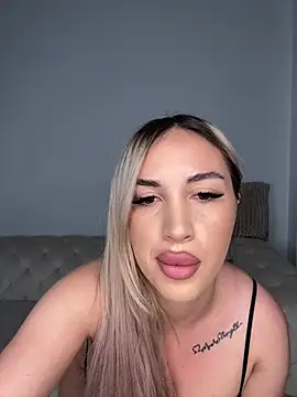 CurvyBlondiee online show from August 6, 2026, 10:44 pm