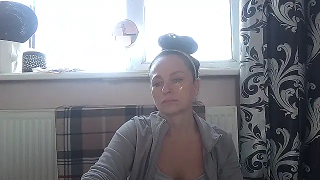 LindaStarS online show from May 1, 2026, 4:28 am