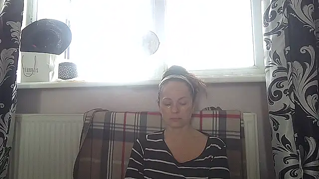 LindaStarS online show from May 4, 2026, 4:52 am