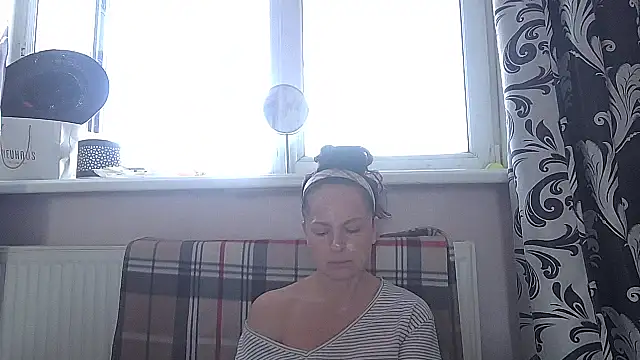 LindaStarS online show from May 15, 2026, 5:25 am
