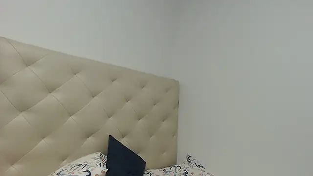 camilahot23 online show from July 18, 2026, 11:52 pm