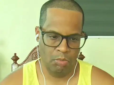 Snapshot of thesugar32 chatting on May 9, 2026, 12:32 pm thesugar32 online show from May 9, 2026, 12:32 pm