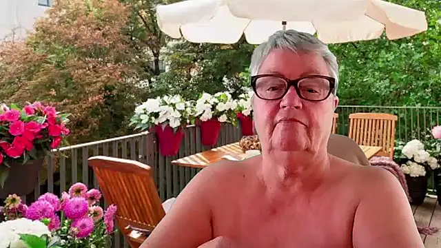 GrannyChrissy68 online show from July 7, 2026, 1:37 pm