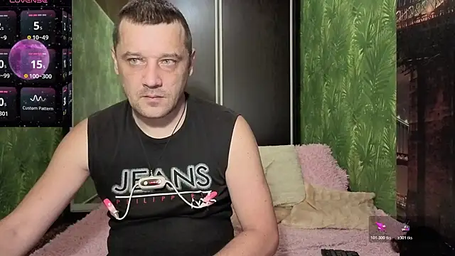 Snapshot of DanielOhCool chatting on July 21, 2026, 7:32 am DanielOhCool online show from July 21, 2026, 7:32 am