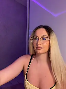 Snapshot of mollyxxx chatting on August 2, 2026, 1:48 am mollyxxx online show from August 2, 2026, 1:48 am