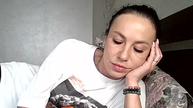 JulianaGold1 online show from June 12, 2026, 2:05 pm