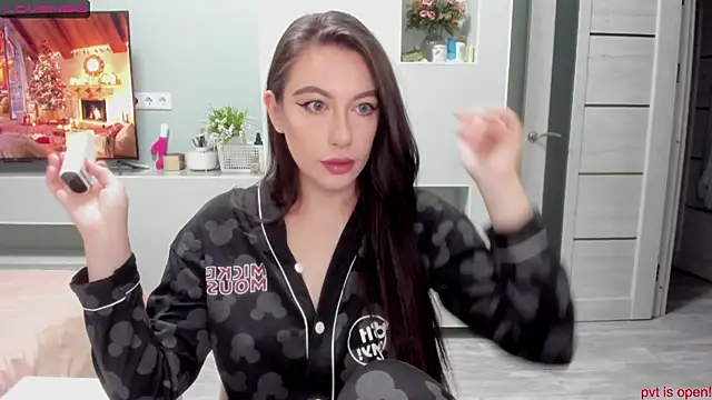 JuliaDiksonX online show from December 19, 2024, 8:34 pm