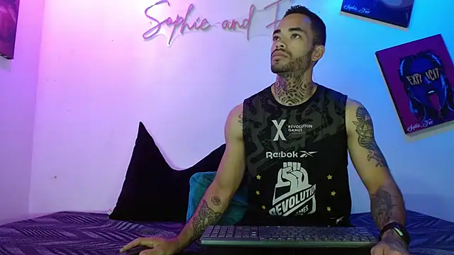 SophieFoxx17 online show from July 27, 2026, 12:01 pm