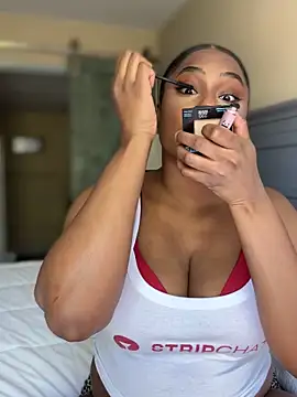 CandyLuxxxx online show from June 18, 2026, 5:06 pm