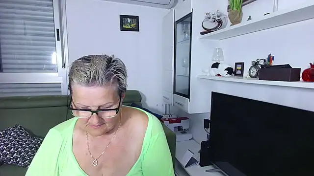 Snapshot of Selenna57 chatting on June 9, 2026, 5:35 pm Selenna57 online show from June 9, 2026, 5:35 pm