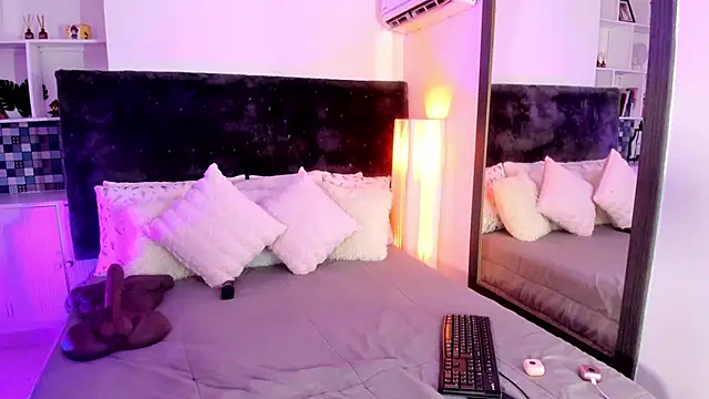 Karlagonzales  online show from June 4, 2026, 6:47 pm