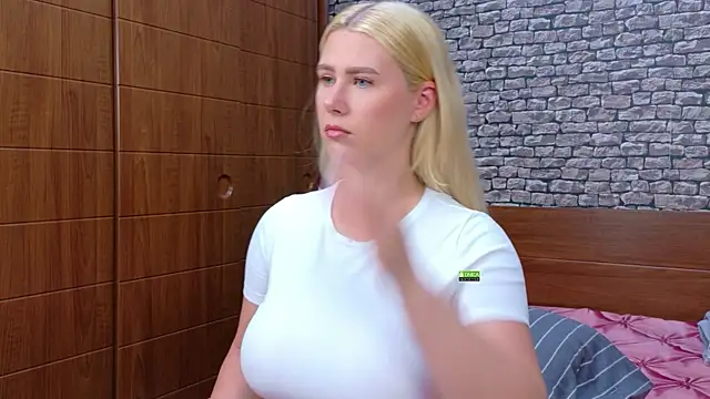 CuteBlondeMe online show from June 18, 2026, 3:49 pm