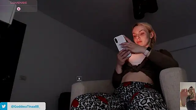Snapshot of Goddess_Tina chatting on April 27, 2026, 5:33 pm Goddess Tina online show from April 27, 2026, 5:33 pm