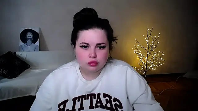 Emily Mo online show from June 15, 2026, 10:28 am