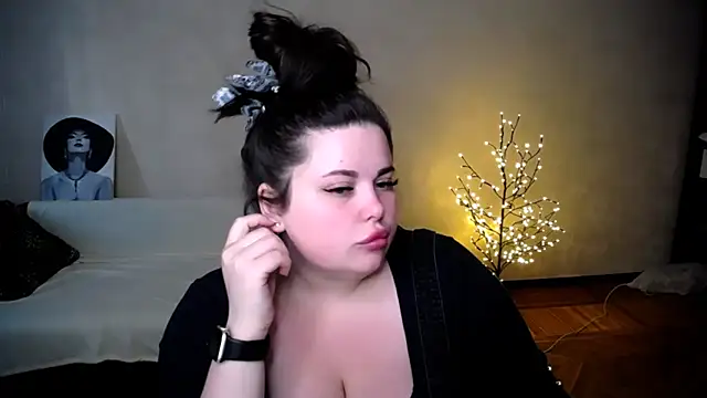 Emily Mo online show from June 16, 2026, 5:32 am