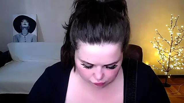 Emily Mo online show from June 17, 2026, 5:32 am