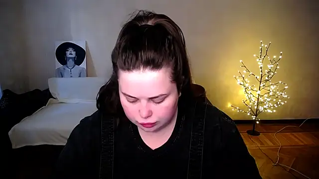 Emily Mo online show from June 21, 2026, 5:32 am