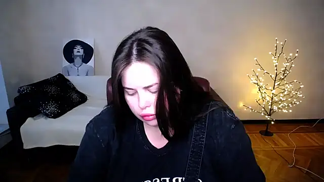 Emily Mo online show from June 23, 2026, 5:49 am