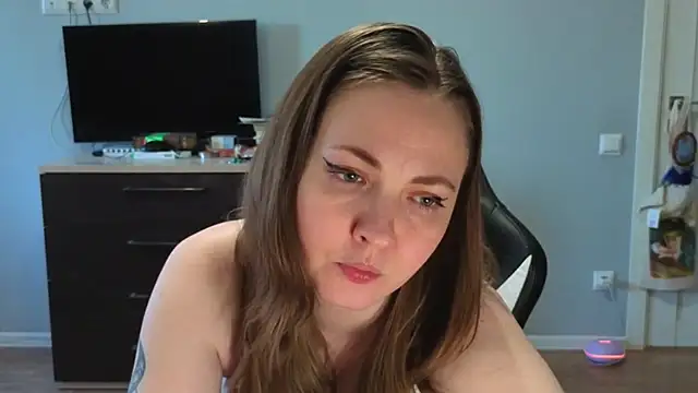 VioletLily online show from August 3, 2026, 4:11 pm