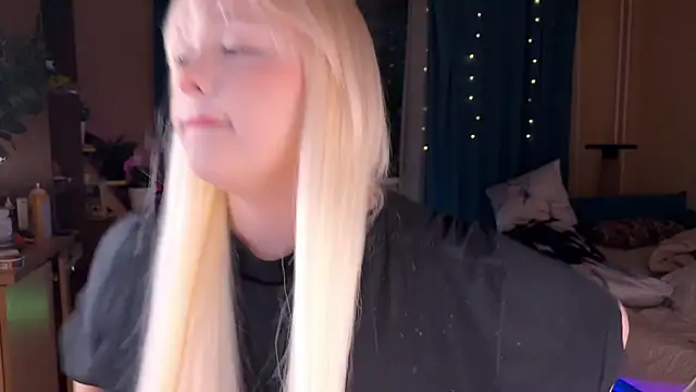 LisaLaas online show from May 15, 2026, 8:38 pm