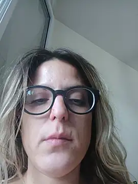 dolcehelena993 online show from July 19, 2026, 6:33 pm