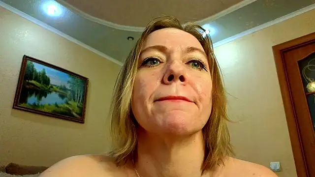 YourQueenX online show from June 11, 2026, 5:27 am