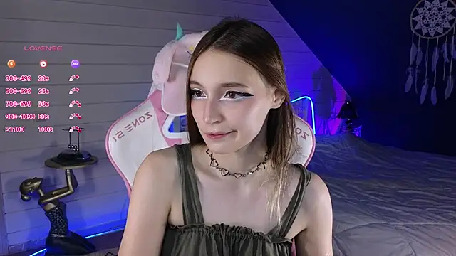 Snapshot of Evie_Ro chatting on July 22, 2026, 10:34 pm Evie Ro online show from July 22, 2026, 10:34 pm