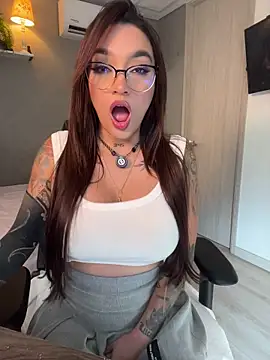 DaniDusan  online show from June 18, 2026, 9:08 pm