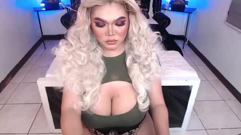 Snapshot of 10incheskinkynastytrans chatting on December 12, 2024, 12:05 am Sasha Banks online show from December 12, 2024, 12:05 am