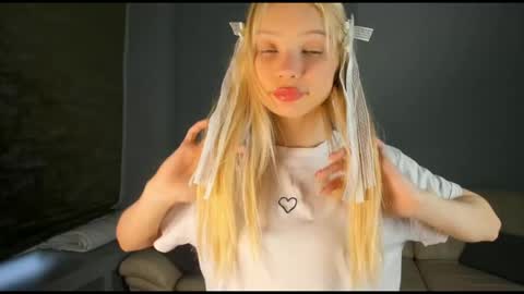 Kira online show from November 28, 2025, 4:48 am