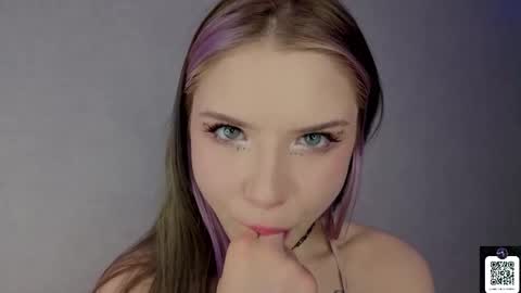 Mia online show from March 11, 2026, 1:39 pm