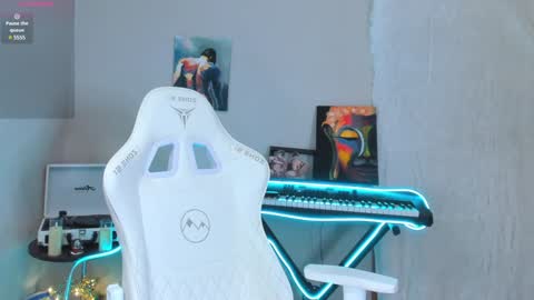 Snapshot of 4ever_dude chatting on February 2, 2025, 3:43 am Andrew online show from February 2, 2025, 3:43 am