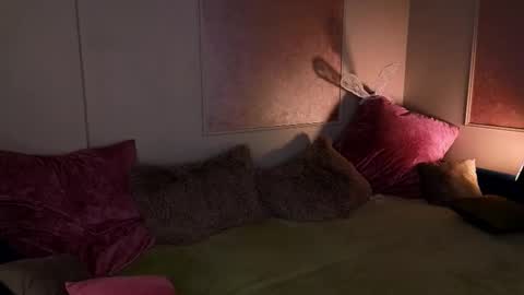 Willow online show from October 16, 2025, 9:16 pm